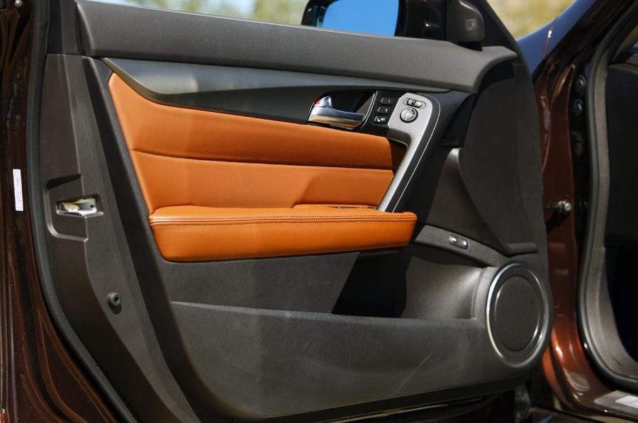 Детали интерьера Acura TL SH-AWD 2011 года  (фото 19 из 101)